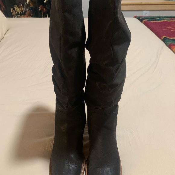 Black ruched boot. - Picture 2 of 7